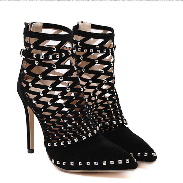 Moodsate kõrgete kontsade ja metallelementidega naiste saapade uus mudel