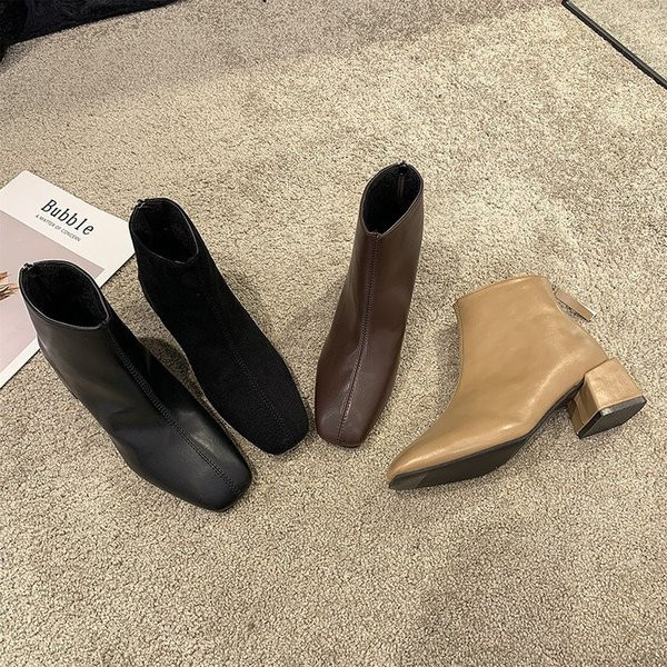 Öko velúrból vagy öko bőrből készült női csizma új modellje, szögletes sarokkal