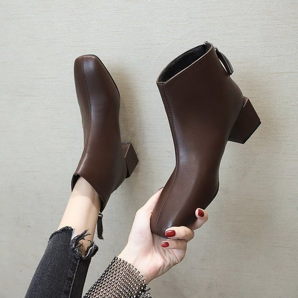 Öko velúrból vagy öko bőrből készült női csizma új modellje, szögletes sarokkal