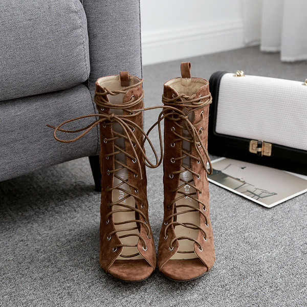 Μοντέρνες γυναικείες μπότες με ψηλό τακούνι και κορδόνια