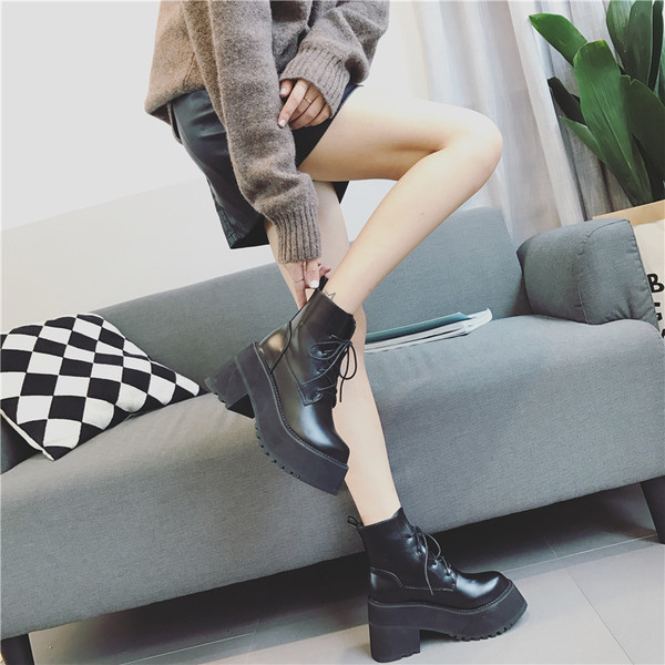 Bőr női csizma vastag sarkú és fűzős