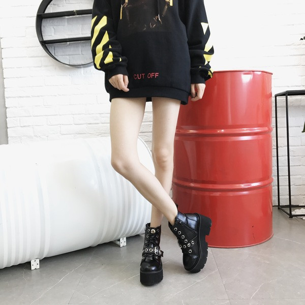 Aktuális női csizma fekete színben, magas talppal, fém elemekkel