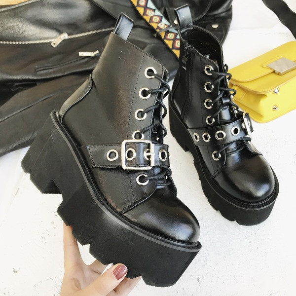 Aktuális női csizma fekete színben, magas talppal, fém elemekkel