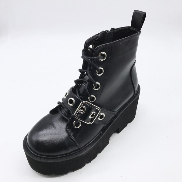 Aktuális női csizma fekete színben, magas talppal, fém elemekkel