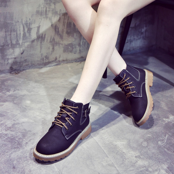 Női őszi-téli csizma színes fűzővel