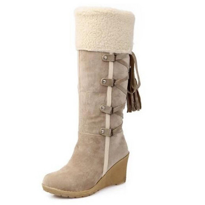 Modern női csizma magas platformmal és fűzővel