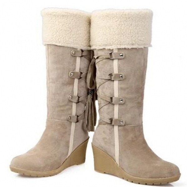 Modern női csizma magas platformmal és fűzővel