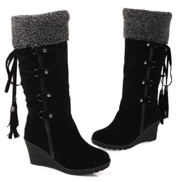 Modern női csizma magas platformmal és fűzővel