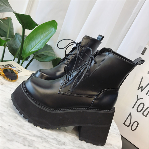 Moderne ženske čizme od eko kože sa debelom petom i vezicama