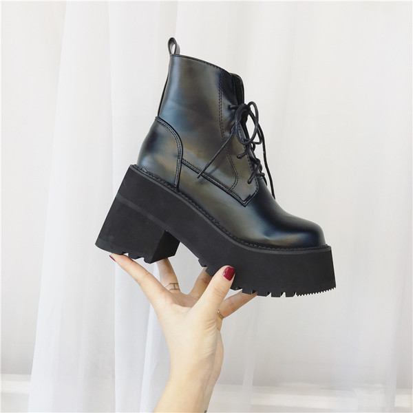 Moderne ženske čizme od eko kože sa debelom petom i vezicama