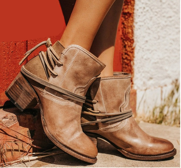 Alkalmi női csizma műbőrből, fűzős