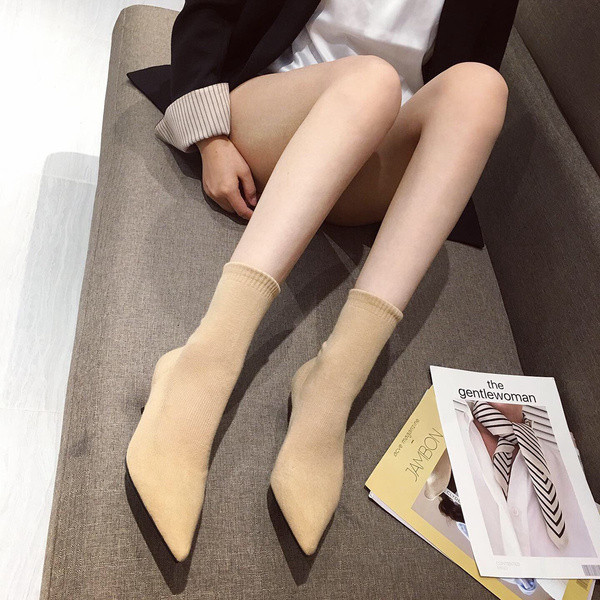 Aktuális női csizma hegyes modell vékony sarokkal