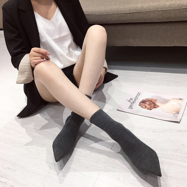 Aktuális női csizma hegyes modell vékony sarokkal