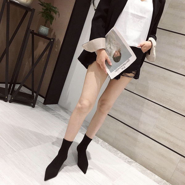 Aktuális női csizma hegyes modell vékony sarokkal