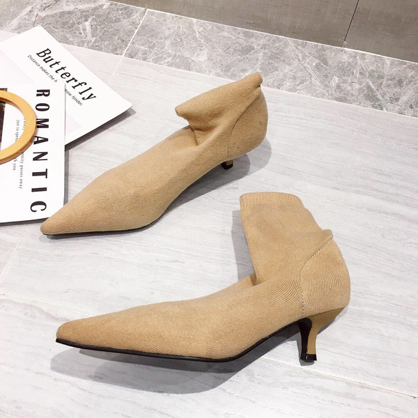 Aktuális női csizma hegyes modell vékony sarokkal