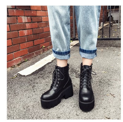 Aktuális női csizma eco bőrből, fűzővel és cipzárral