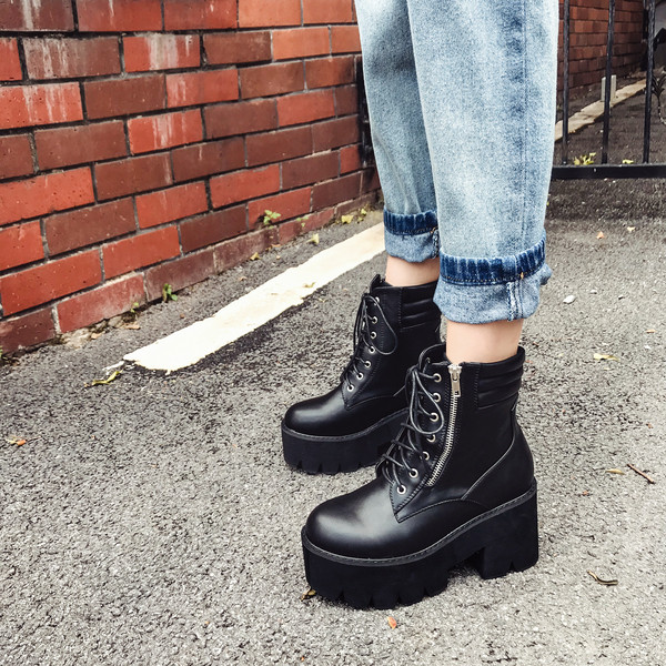 Aktuális női csizma eco bőrből, fűzővel és cipzárral