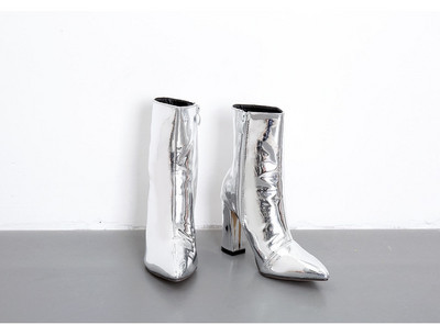 Aktuális női csizma hegyes modell vastag sarokkal