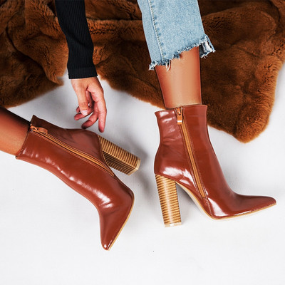 Stiilsed naiste saapad teravatipulise mudeli ja 10 cm kontsaga