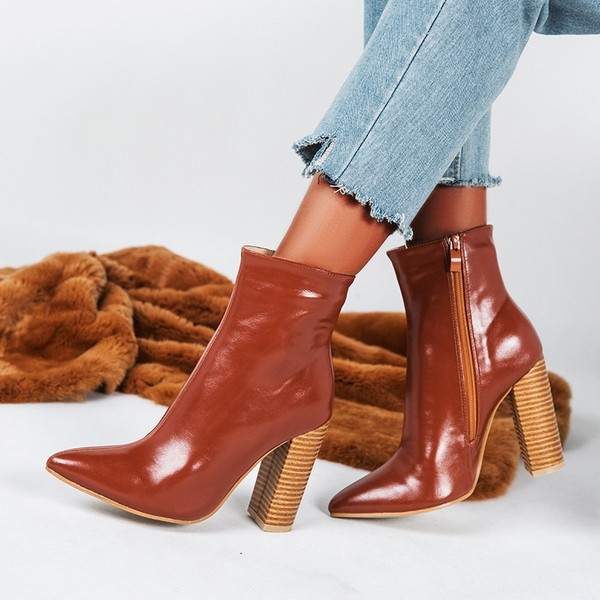 Stiilsed naiste saapad teravatipulise mudeli ja 10 cm kontsaga