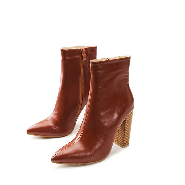 Stiilsed naiste saapad teravatipulise mudeli ja 10 cm kontsaga