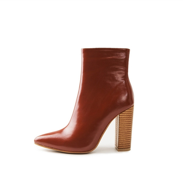 Stiilsed naiste saapad teravatipulise mudeli ja 10 cm kontsaga