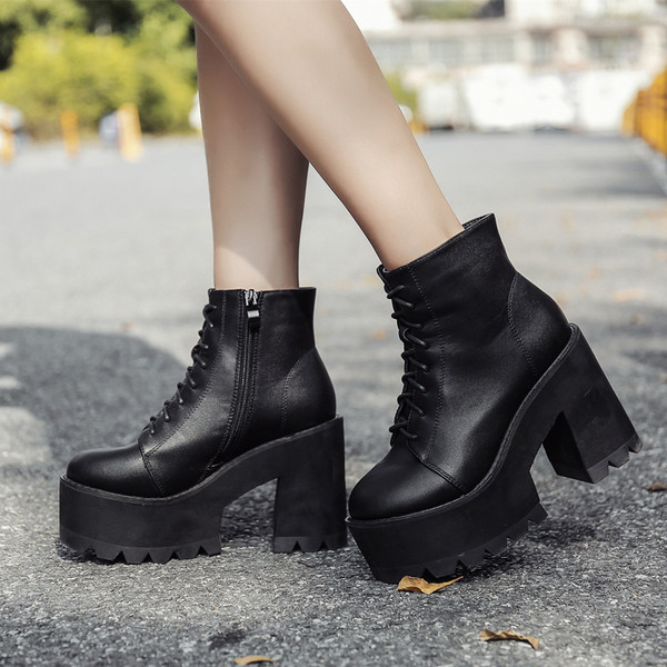 Moodsad naiste mustad saapad paksude kontsade ja paeltega