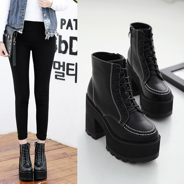 Moodsad naiste mustad saapad paksude kontsade ja paeltega