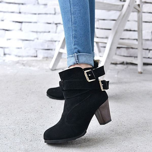 Velúr, vastag sarkú női csizma