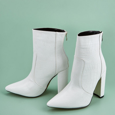 Naiste nahast saapad terava otsaga lukuga mudel