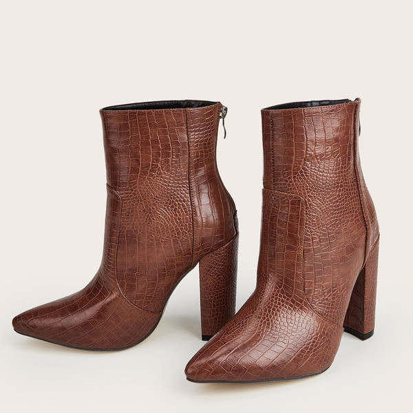 Naiste nahast saapad terava otsaga lukuga mudel