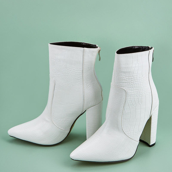 Naiste nahast saapad terava otsaga lukuga mudel