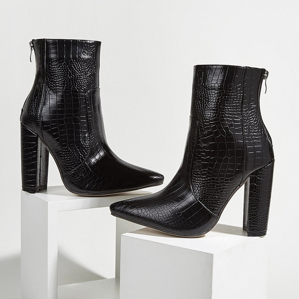 Naiste nahast saapad terava otsaga lukuga mudel