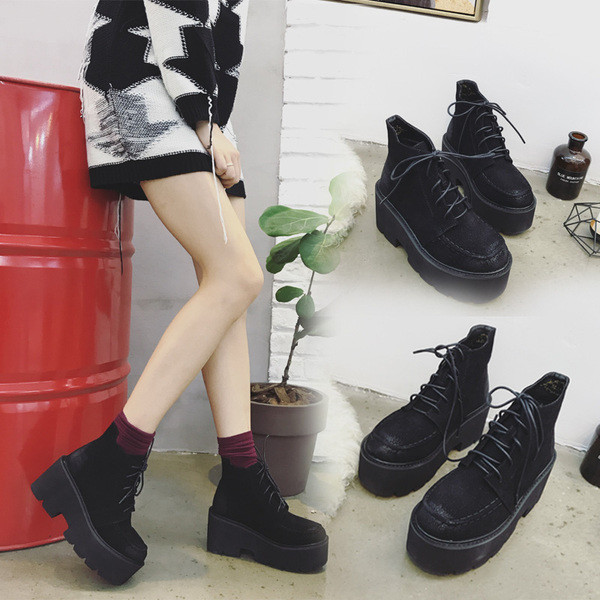 Női alkalmi csizma öko velúrból, magas talppal és fűzővel