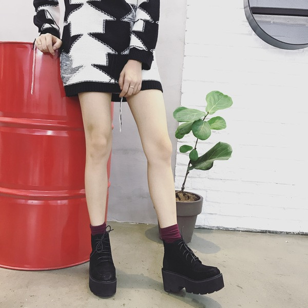 Női alkalmi csizma öko velúrból, magas talppal és fűzővel