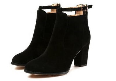 Női téli csizma csattal és vastag sarokkal