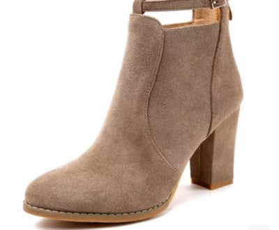 Női téli csizma csattal és vastag sarokkal