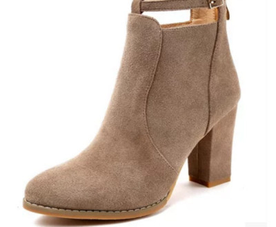 Női téli csizma csattal és vastag sarokkal