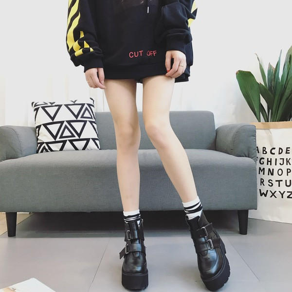 Modern női csizma öko bőrből, magas talppal és foltokkal