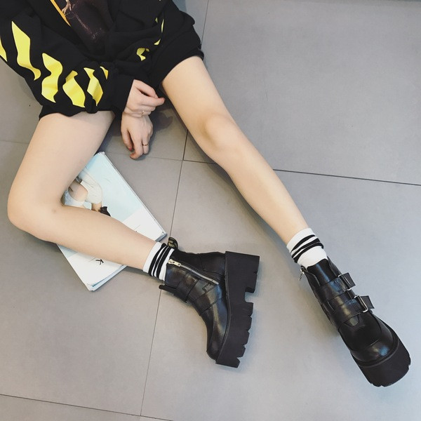 Modern női csizma öko bőrből, magas talppal és foltokkal