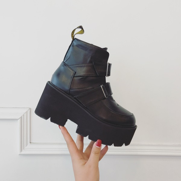 Modern női csizma öko bőrből, magas talppal és foltokkal