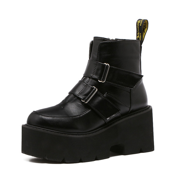 Modern női csizma öko bőrből, magas talppal és foltokkal