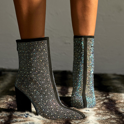 Naiste moodsad kivikestega saapad teravatipuline mudel