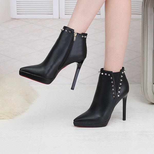 Vabaaja naiste saapad luku ja metallelementidega