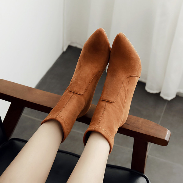 Modern női csizma hegyes modell, magas sarkú eco velúrból