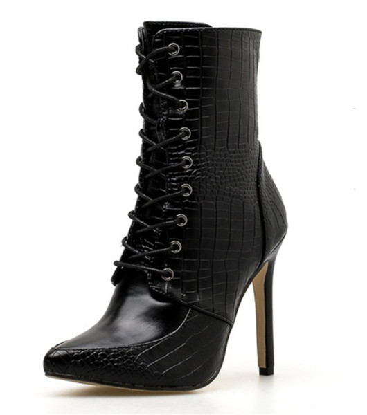 Stílusos női csizma hegyes modell magassarkúval és fűzővel