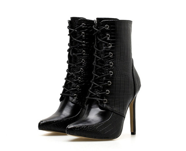 Stílusos női csizma hegyes modell magassarkúval és fűzővel