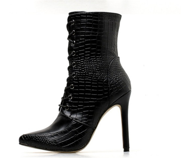 Stílusos női csizma hegyes modell magassarkúval és fűzővel