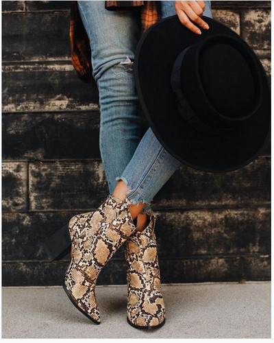 Нов модел дамски боти с дебел ток и животински десен