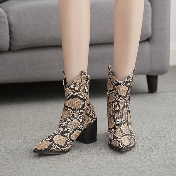 Нов модел дамски боти с дебел ток и животински десен